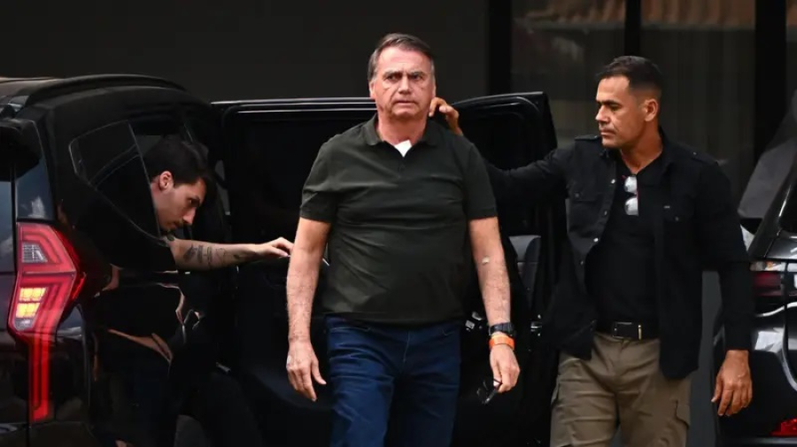 Arma de Bolsonaro apreendida com militar do GSI pode levá-lo de volta à Papuda