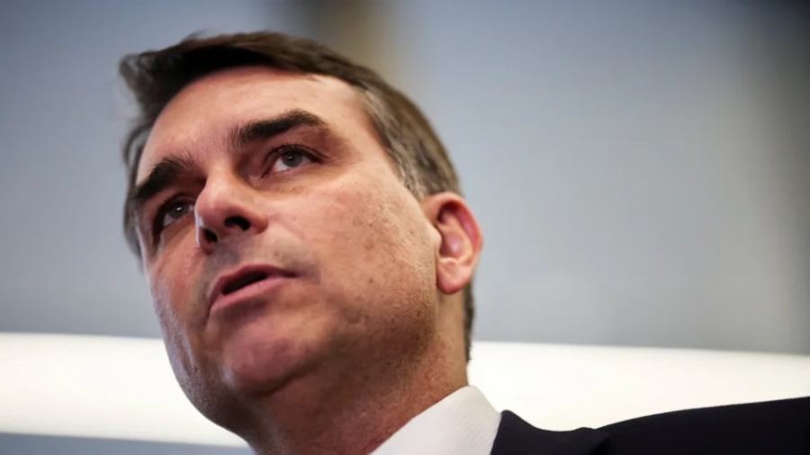 Flávio Bolsonaro tenta aproximação com imprensa após anos de ataques a jornalistas