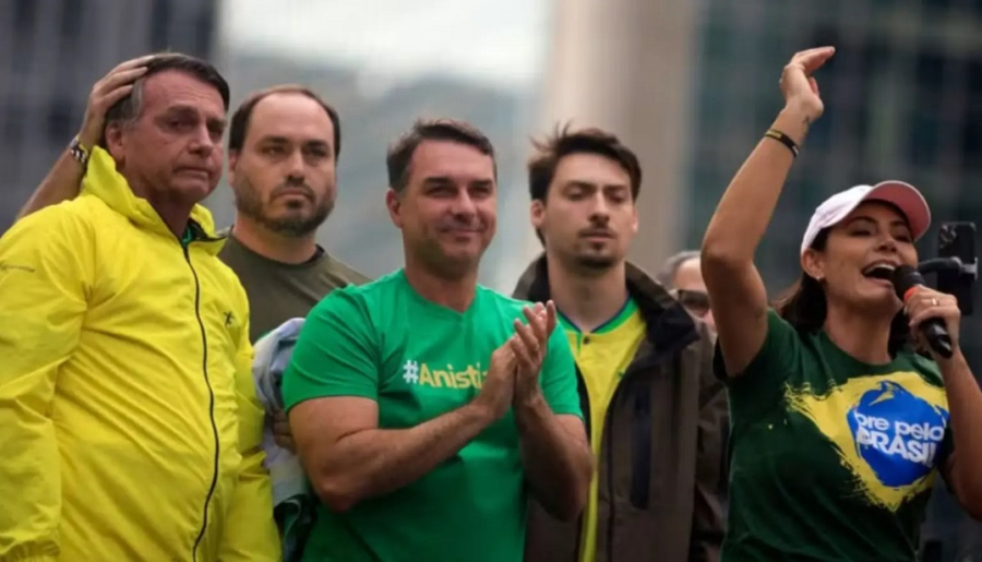 FAMÍLIA BOLSONARO TEM HISTÓRICO DE BRIGAS PELO PODER