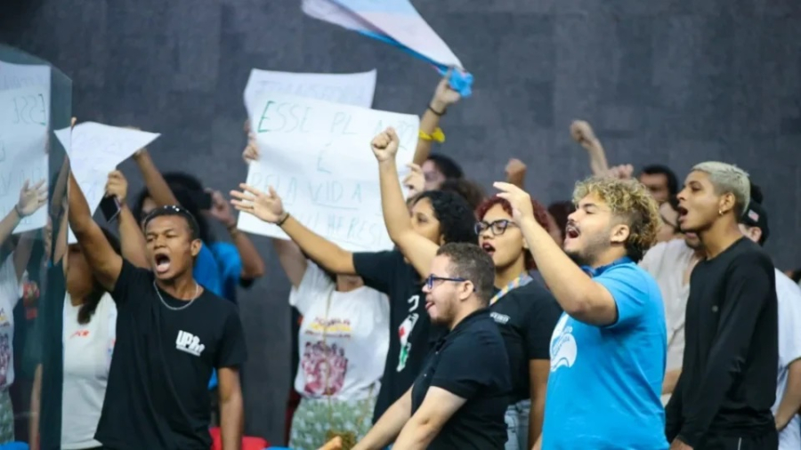Câmara de Teresina (PI) aprova projeto que limita acesso de pessoas trans a banheiros femininos