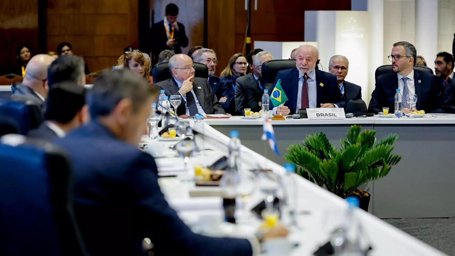 No Mercosul, Lula diz que vai disputar a reeleição para defender a democracia no Brasil