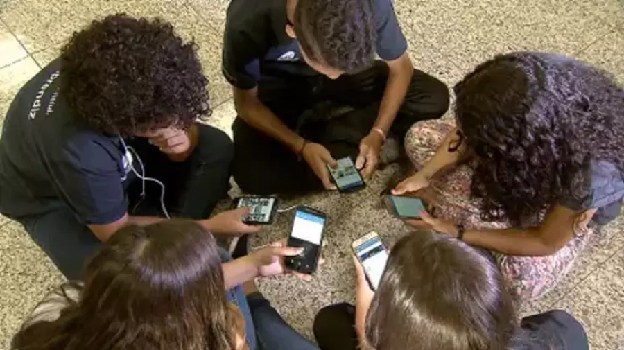 Em um ano, mais de 90% das escolas restringiram uso de celulares