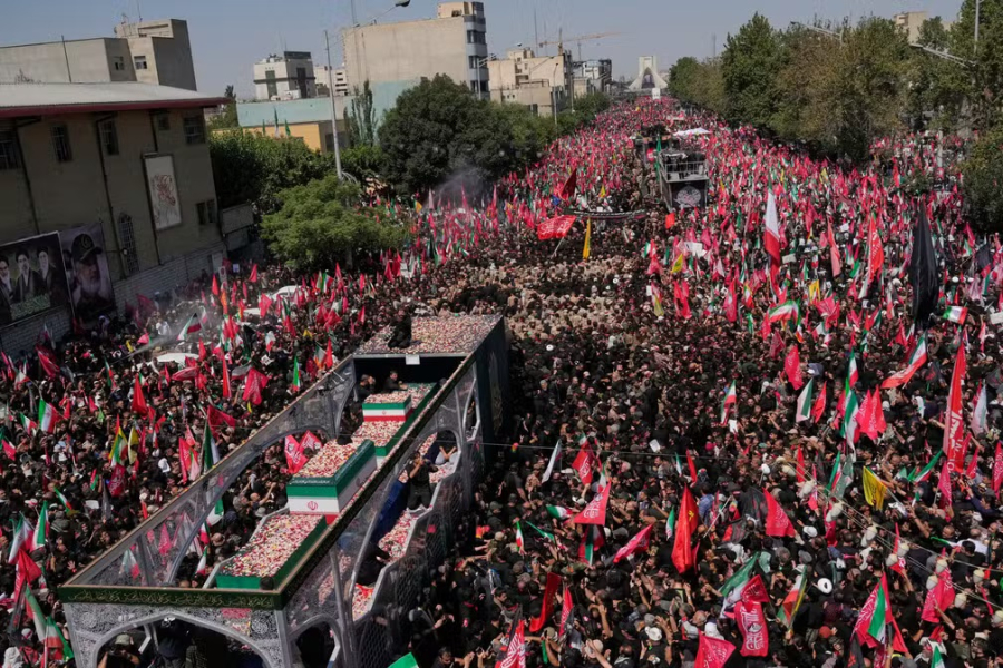 Funeral de Khamenei mobiliza multidões no Irã e tem gritos de 'morte a Trump'