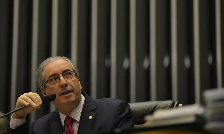 Dino bloqueia R$ 6 milhões de Eduardo Cunha por suspeita de desvio em emendas