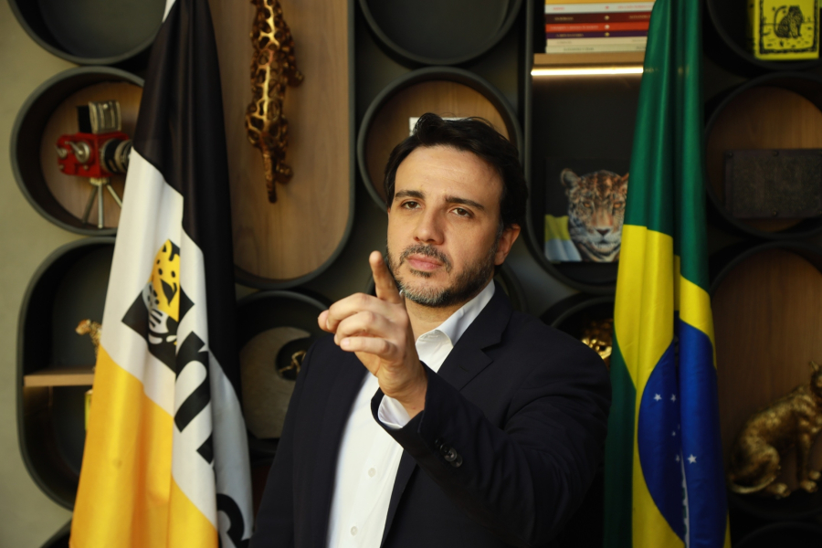 Renan Santos chama leitura de carta por Flávio de “negócio ridículo”