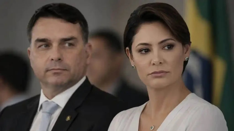 RACHA NA EXTRENA DIREITA LEVA MICHELLE BOLSONARO A SE PROTEGER DA PRÓPRIA BASE