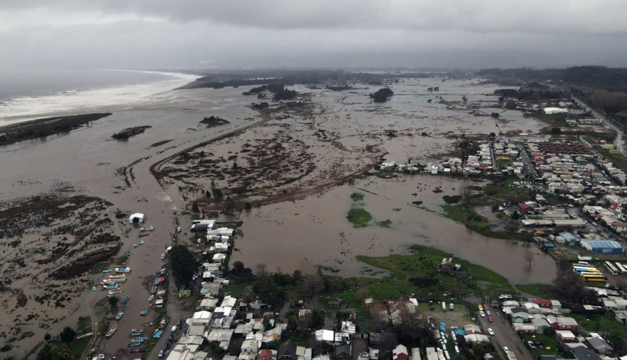 Temporal no Chile transborda rios, bloqueia estradas e deixa quase 100 mil isolados 