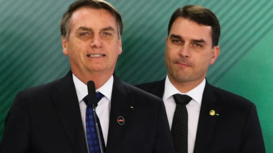 MENTIRA DE PAI PRA FILHO - senador Flávio repetiu discurso de Jair Bolsonaro para diplomatas