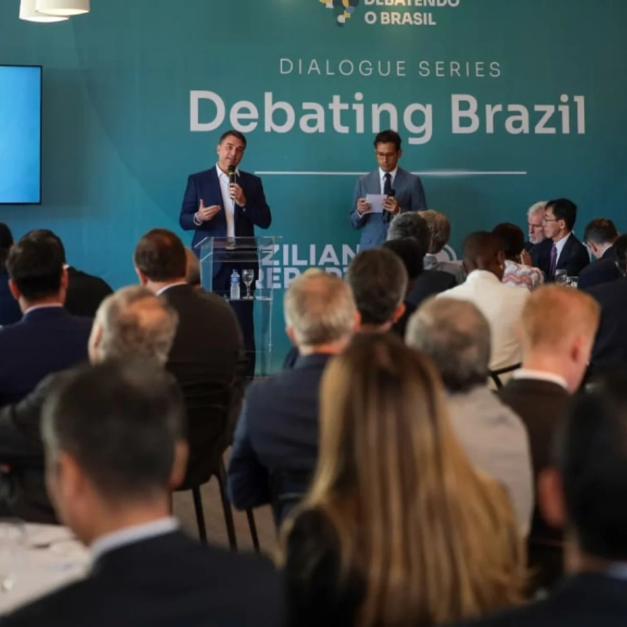 Flávio Bolsonaro engana embaixadores com discurso falso