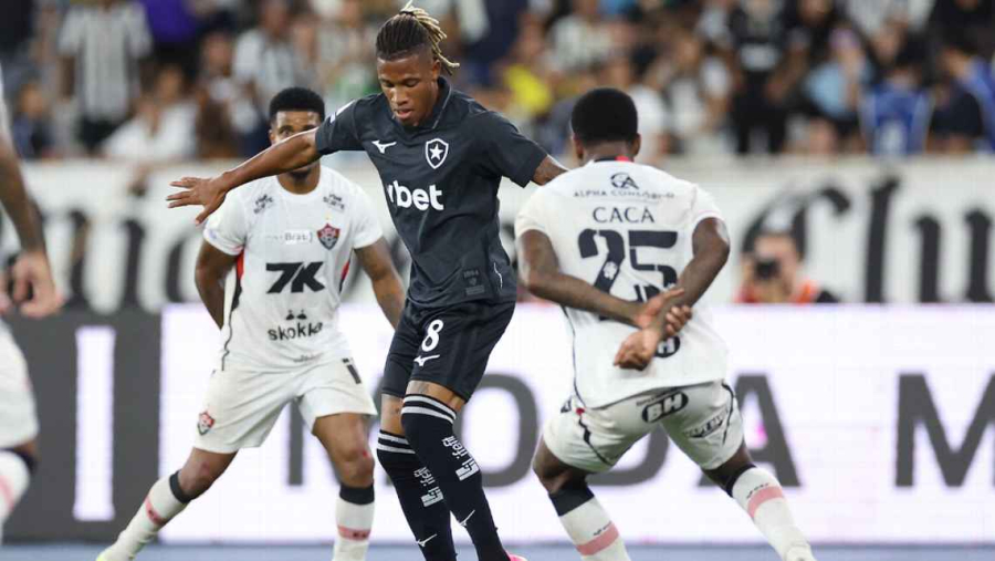 Danilo completa 13º jogo, e Botafogo e Vitória não saem do zero em jogo atrasado do Brasileirão