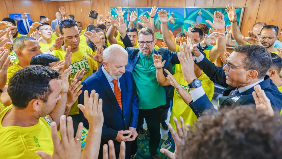 Campanha de Flávio Bolsonaro já se preocupa com avanço de Lula entre evangélicos