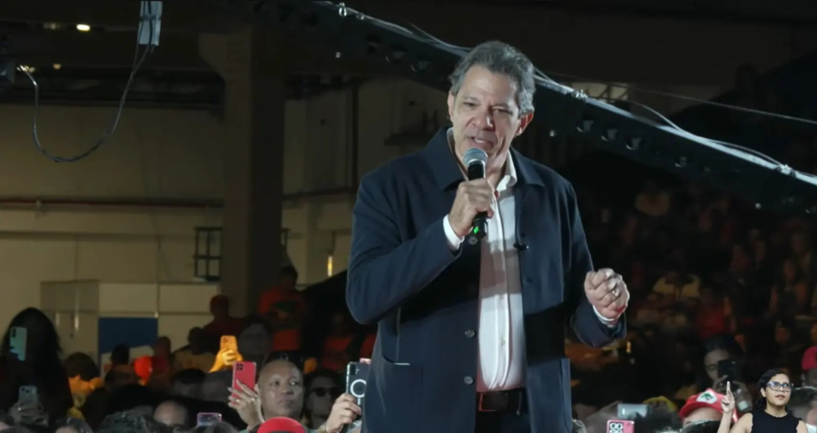 Haddad: Lula governa “sem botar boné de presidente de nenhum outro país”