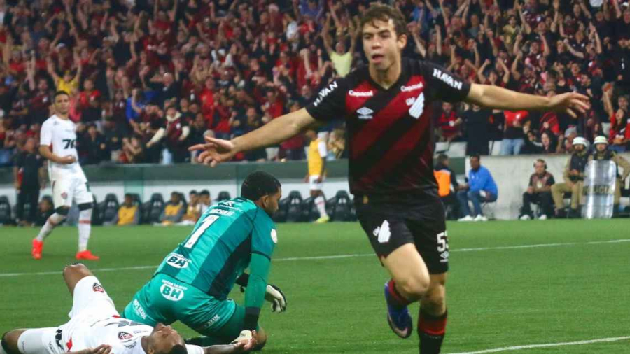 Pratas da casa decidem, e Athletico-PR sai na frente do Vitória nas oitavas de final da Copa do Brasil