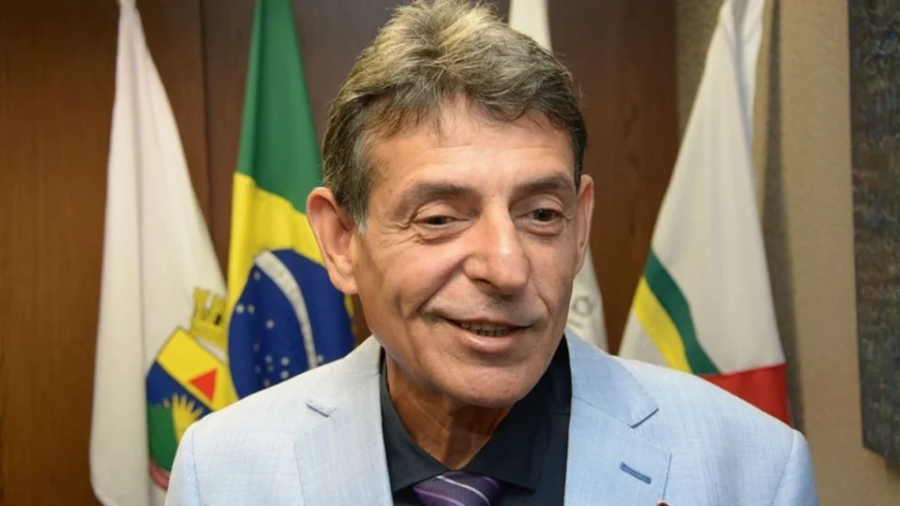 Juiz que bebeu vinho e fumou em sessão grava vídeo atacando STF, STJ e TJMG: ‘corruptos’