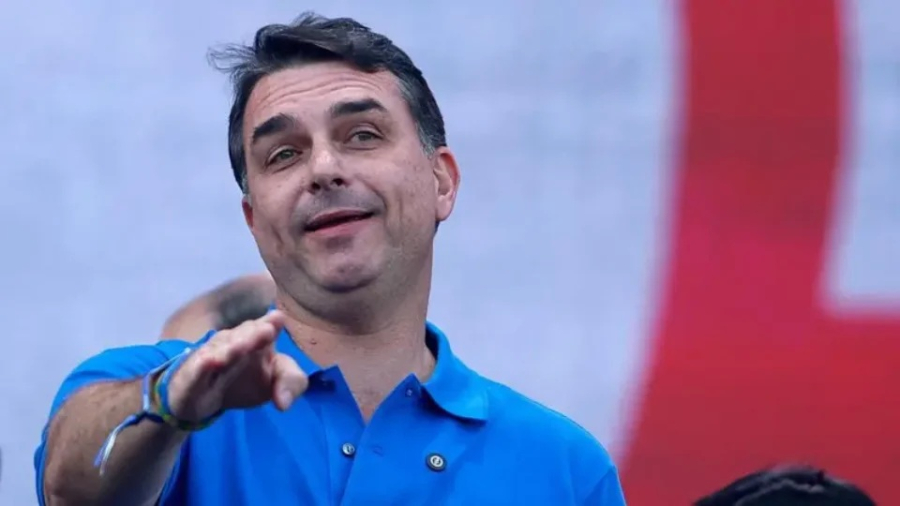 Flávio Bolsonaro é acusado de falsificar pós-graduação