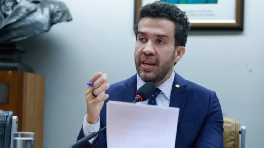 Janones alerta a militância lulista: Flávio Bolsonaro precisa ser apresentado como “bandido incompetente”