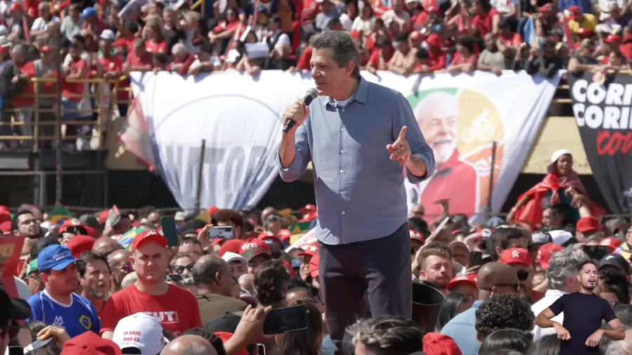 Haddad diz que Lula enfrentou poderosos sem abandonar os trabalhadores: “Quem manda é o povo”