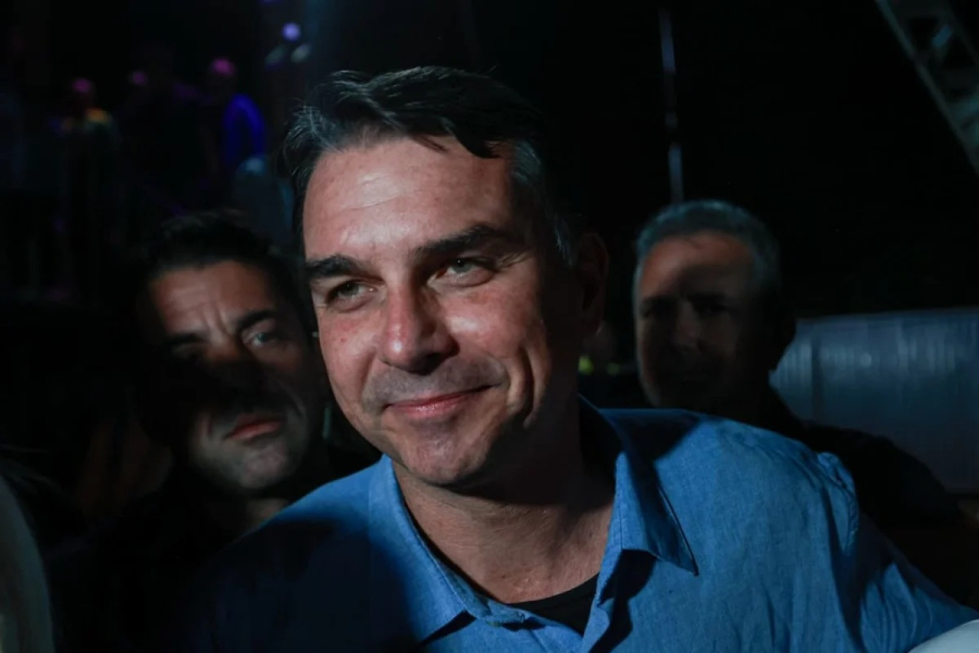 Flávio diz que recebeu 