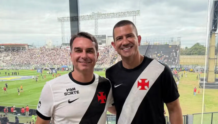 Flávio Bolsonaro e Douglas Ruas são vaiados em São Januário e Vasco leva chocolate do Santos