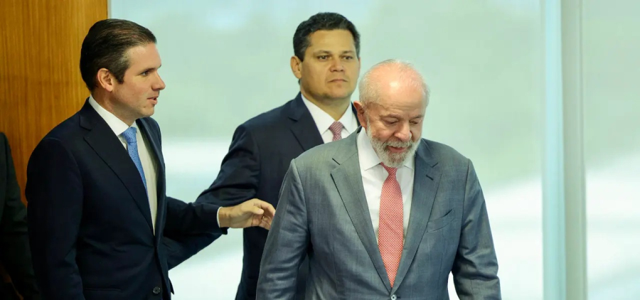 Centrão se aproxima de Lula e amplia isolamento de Flávio Bolsonaro
