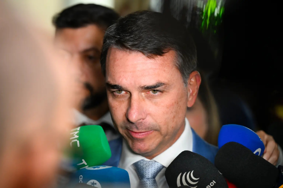 FLÁVIO BOLSONARO TERÁ PALANQUES REDUZIDOS NO BRASIL