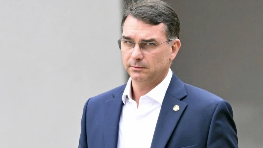 Flávio Bolsonaro acusa altas autoridades do Judiciário por falta de apoio do Centrão