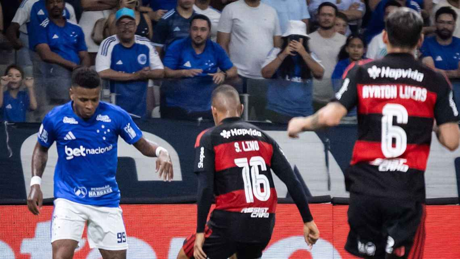 Arroyo deixa Samuel Lino de novo no chão e Cruzeiro vira no último lance