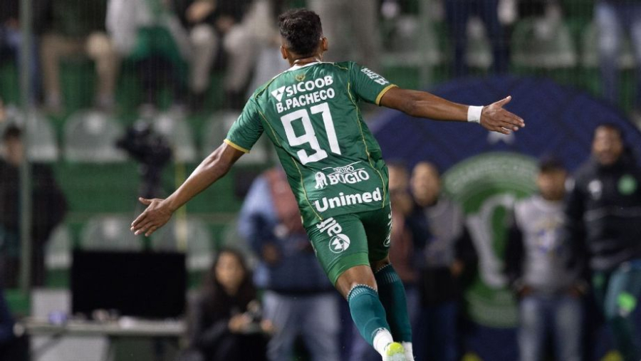 São Paulo perde para a Chapecoense e aumenta jejum no Brasileirão