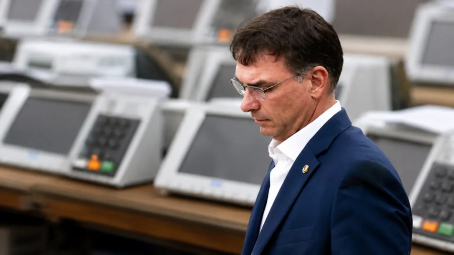 Candidatos da direita escondem Flávio Bolsonaro em materiais de campanha
