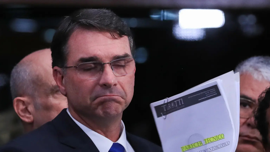Flávio Bolsonaro começa campanha no Nordeste isolado e distante de Lula nas pesquisas