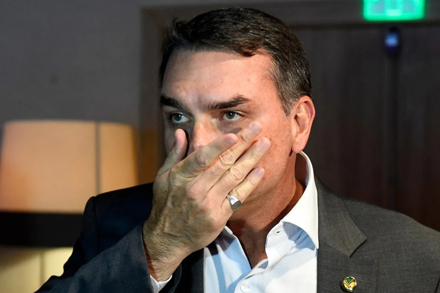 FLÁVIO BOLSONARO E AS CINCO MENTIRAS