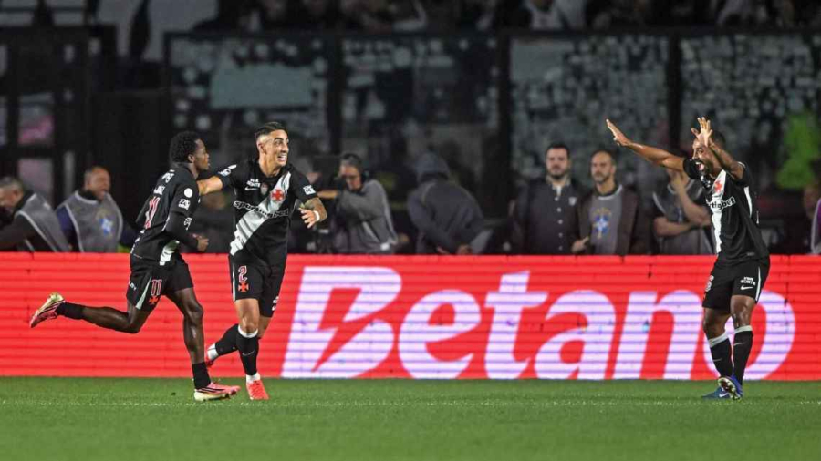 Vasco supera expulsão no 1° tempo e bate o Vitória em São Januário