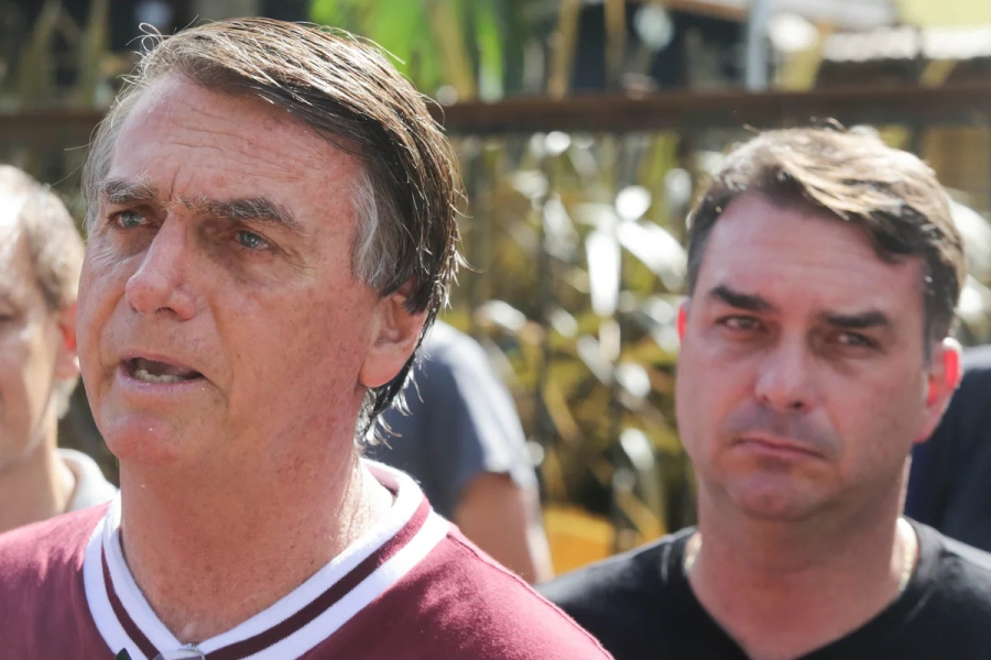 FAMÍLIA BOLSONARO TRATA O POVO COMO TROUXA