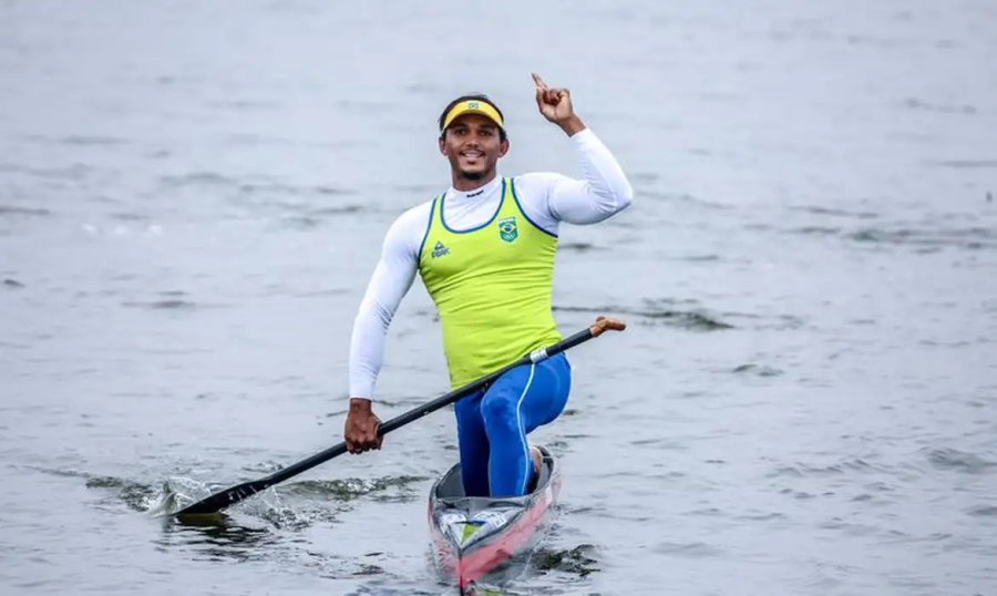 Isaquias Queiroz conquista a medalha de ouro no Mundial de Canoagem