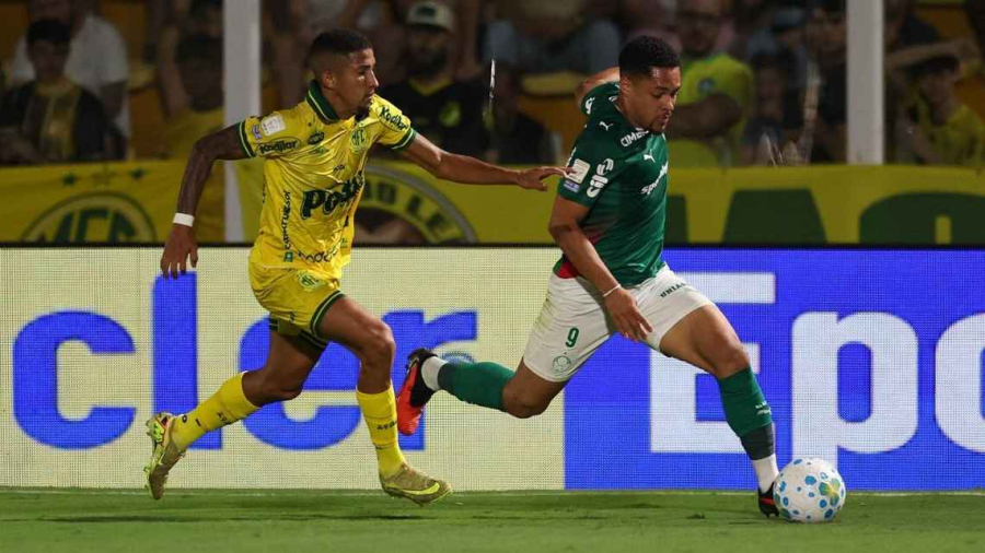 Abel detona árbitro 'de Paulistão' e é duro sobre Vitor Roque
