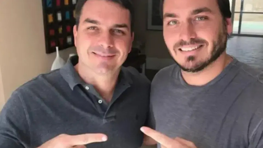 Assessora de Carlos Bolsonaro marcou encontro com suspeitos de lavagem de dinheiro