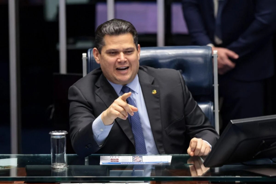 Alcolumbre defende Moraes e alfineta Flávio por dinheiro ao filme de Bolsonaro