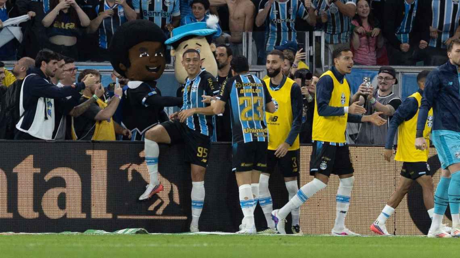 Grêmio vence Internacional e se classifica à semifinal da Copa do Brasil