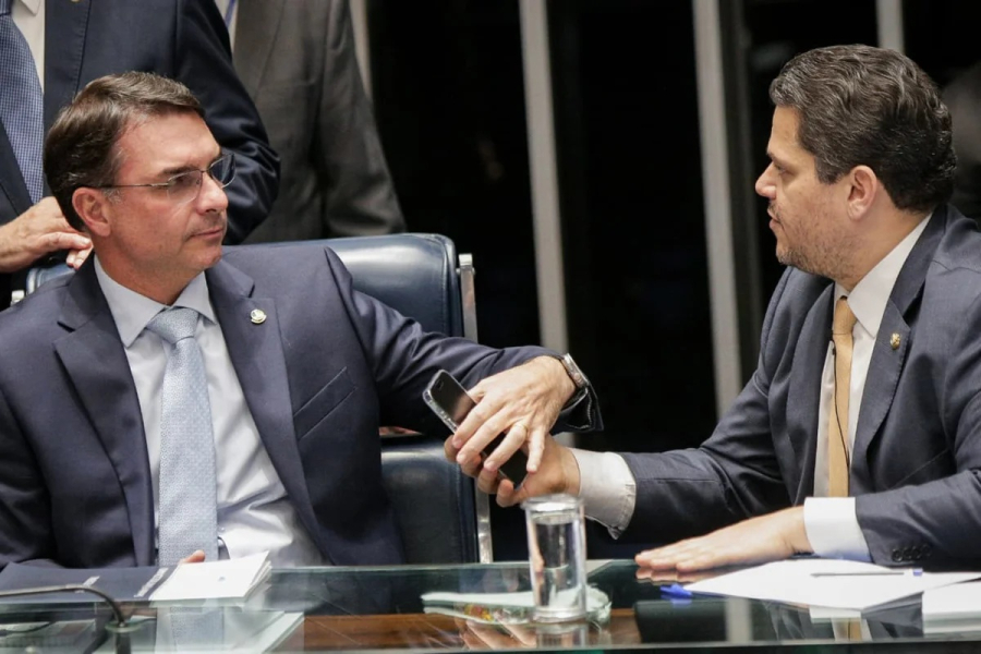 ALCOLUMBRE E FLÁBIO ENTRAM EM ROTA DE COLISÃO