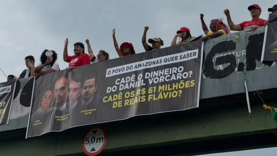 Flávio Bolsonaro é alvo de protesto em Manaus: ’Cadê o dinheiro do Vorcaro?’