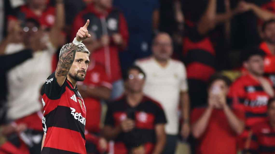 Flamengo leva susto, mas elimina Del Valle com gol bizarro