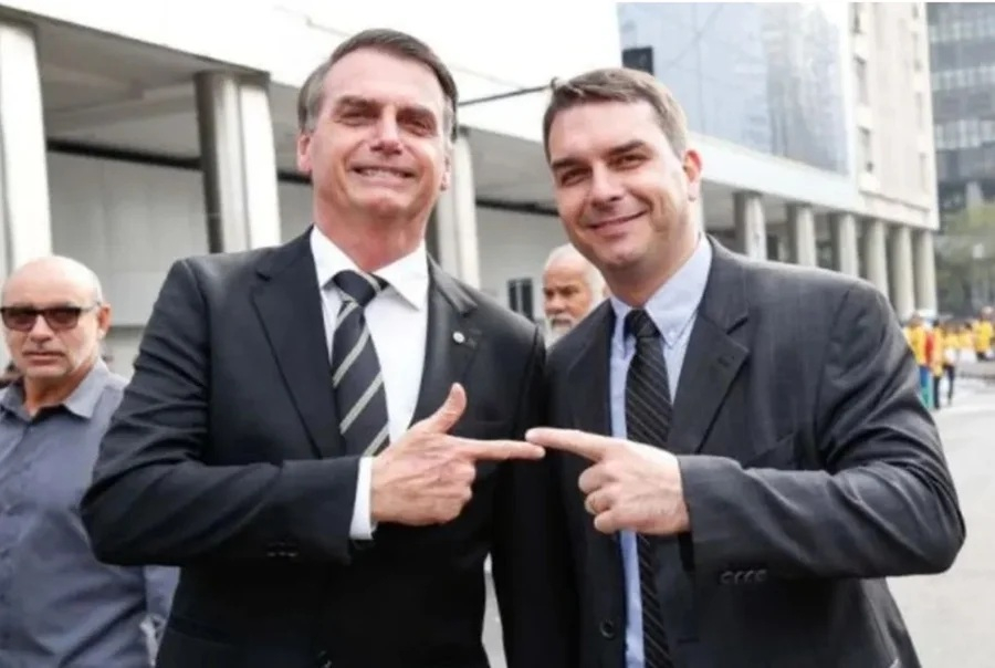 “BOLSA FARELO”: O QUE FLÁVIO E JAIR BOLSONARO DIZIAM SOBRE O BOLSA FAMÍLIA
