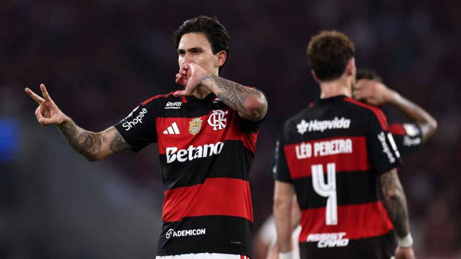Flamengo bate Bragantino e se isola na liderança