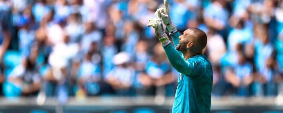 Goleiro Weverton faz valer 'lei do ex' e Grêmio eempata conta o Palmeiras