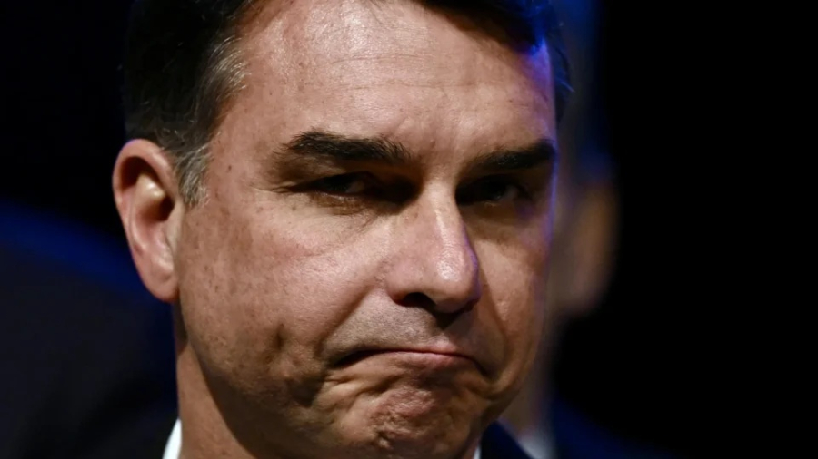 Assessora de Flávio Bolsonaro negociou emenda com miliciano condenado no caso Marielle