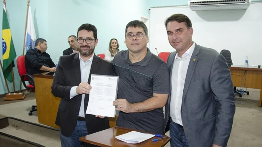 Estadão diz, em editorial, que vitória de Flávio Bolsonaro pode colocar milicianos na Presidência