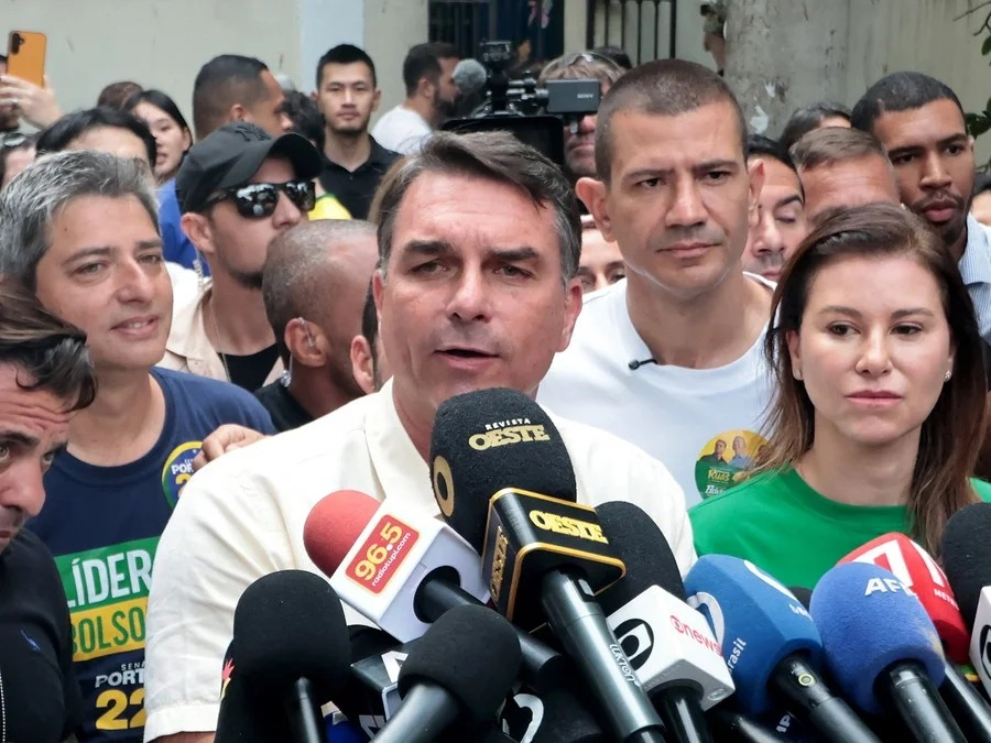 Flávio Bolsonaro deixa local de votação sob vaias e gritos de ‘fascista’ no Rio de Janeiro