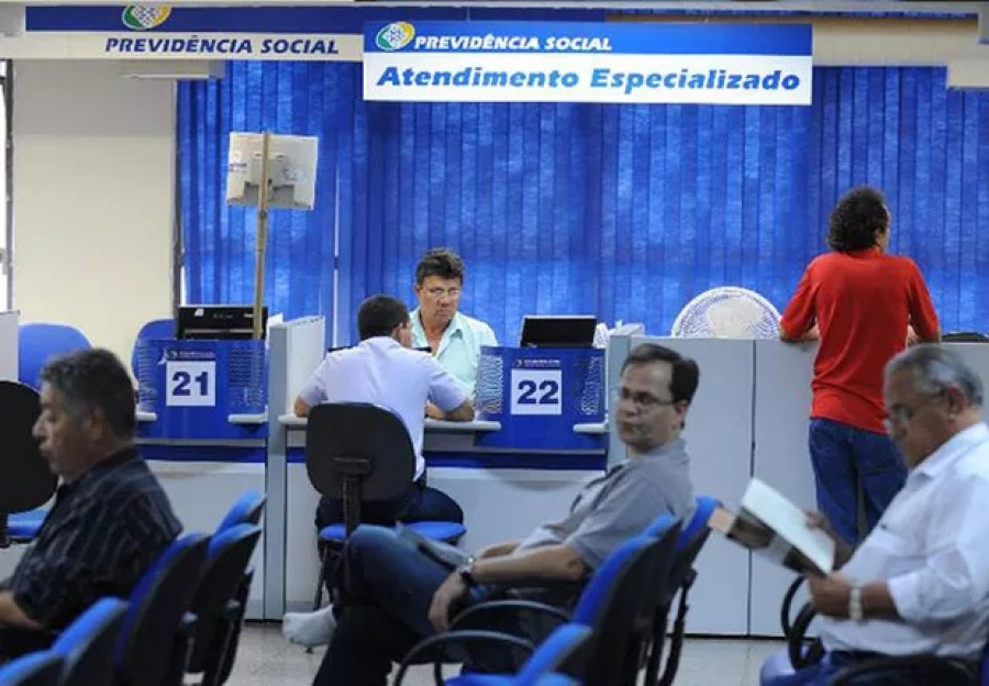 Proposta de Flávio Bolsonaro ameaça aposentadorias e pode reduzir renda de idosos e deficientes