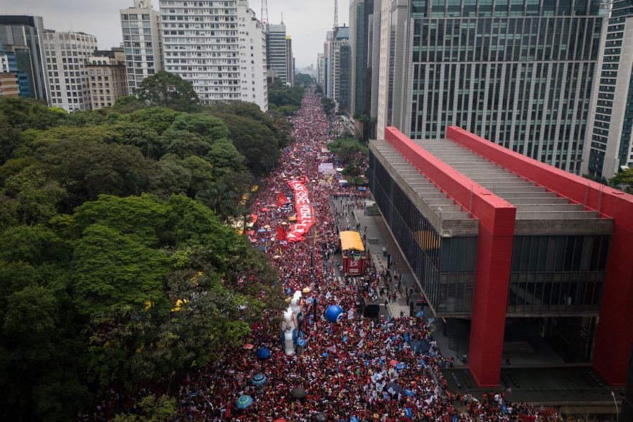 GLOBO SE RENDE À MULTIDÃO NA AVENIDA PAULISTA COM LULA NESTE DOMINGO