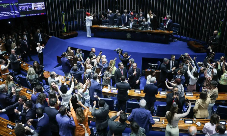 Imprensa estrangeira vê vitória de Lula em aprovação do fim da 6x1